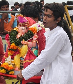Lors d'une processions honorant le dieu hindou Ganesh à Mumbaï. Lors d'une processions honorant le dieu hindou Ganesh à Mumbaï.