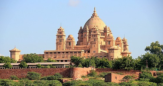 Le Umaid Bhawan Palace, perché sur une colline, domine le paysage à Jodhpur. Le Umaid Bhawan Palace, perché sur une colline, domine le paysage à Jodhpur.