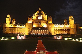 Le Umaid Bhawan Palace, en soirée. Le Umaid Bhawan Palace, en soirée.