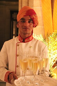 Chaque jour, on propose aussi des visites guidées du palais, au champagne... Chaque jour, on propose aussi des visites guidées du palais, au champagne...