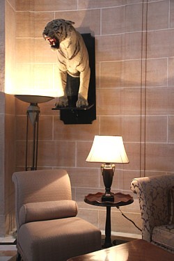 De nombreux trophées de chasse ornent les couloirs et les salles du palais. De nombreux trophées de chasse ornent les couloirs et les salles du palais.