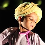 Agé de 7 ans, le plus jeune des danseurs du palais vole la vedette... Agé de 7 ans, le plus jeune des danseurs du palais vole la vedette...