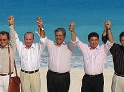 Le signe de la victoire sur la plage de Cancun (crédit La Revista)