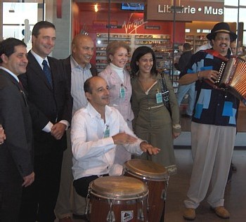 Sam Char, Mark Williams, Colin Hunter, Susana Rosa et Viocary Feliz entourent les musiciens dominicains Sam Char, Mark Williams, Colin Hunter, Susana Rosa et Viocary Feliz entourent les musiciens dominicains