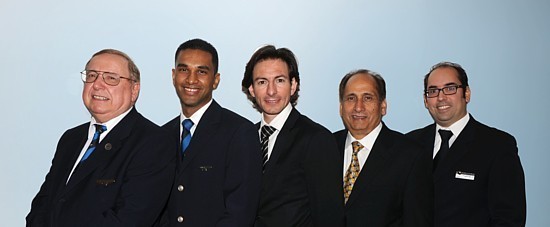 Andrew Hartman, Chef d'escale KLM Vancouver; Mammen Tharakan, Chef d'escale KLM Calgary;Fabien Pelous, Vice-président et Directeur général AIR FRANCE KLM Canada; Karan Deswal, Chef d'escale KLM Toronto; Steve Ohayon, Chef des opérations KLM Montréal Andrew Hartman, Chef d'escale KLM Vancouver; Mammen Tharakan, Chef d'escale KLM Calgary;Fabien Pelous, Vice-président et Directeur général AIR FRANCE KLM Canada; Karan Deswal, Chef d'escale KLM Toronto; Steve Ohayon, Chef des opérations KLM Montréal