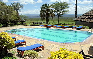 La piscine et la salle à manger du Lake Nakuru Lodge surplombent la savane voisine