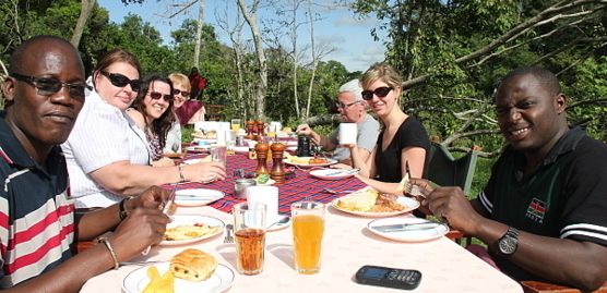 Plusieurs des hôtels, dont le Mara Safari Club, organisent des repas sur le bord de la rivière Mara.