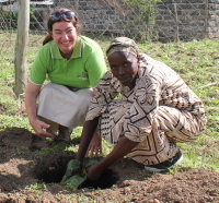 Le Lake Nakuru Lodge propose des excursions dans un village voisin, qui nous invite à y planter un arbre, pour aider la communauté.