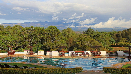 Plusieurs chambres, les villas et la piscine font face au Mont Kenya.