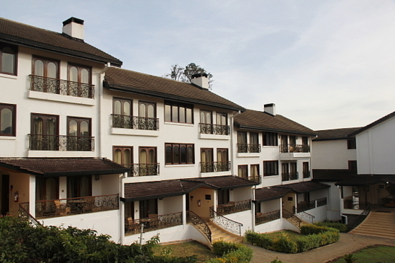 Le Mont Kenya Safari Club compte des chambres dans le bâtiment principal, plus des villas réparties sur le site. Le Mont Kenya Safari Club compte des chambres dans le bâtiment principal, plus des villas réparties sur le site.