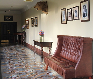 Le Mont Kenya Safari Club nous ramène à l'époque des grands chasseurs de gibier. Le Mont Kenya Safari Club nous ramène à l'époque des grands chasseurs de gibier.
