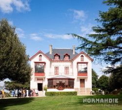 Jeu-concours de l’exposition DIOR au Musée McCord de Montréal :  un voyage pour deux en Normandie à gagner