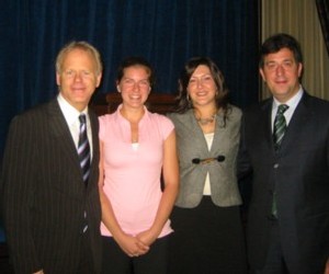 Denis Codère, Cathy Gagné, gagnante du séjour au Gran Bahia Principe Cayo Levantado, Melissa Graham et Vicente Miralles de Bahia Principe