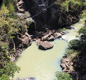 Les promoteurs de Rio Perdido ont emmenagé un circuit de tyroliennes, qui permet aux amateurs d'aventures de survoler le canyon. Les promoteurs de Rio Perdido ont emmenagé un circuit de tyroliennes, qui permet aux amateurs d'aventures de survoler le canyon.