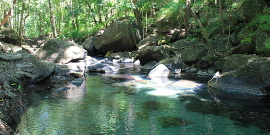 Le site de Rio Perdido se trouve en bordure d'un canyon, au fond duquel coule une rivière alimentée par des sources d'eau thermales, qui invitent à la baignade.