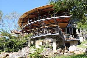 Tout nouveau, le bâtiment d'accueil de Rio Perdido compte un restaurant, un spa et des piscines, aménagés au milieu de la nature.