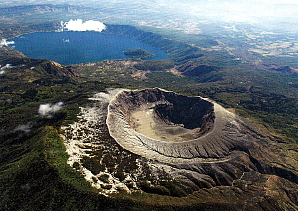 Le volcan Ilamatepec et le lac Coatepeque au Salvador Le volcan Ilamatepec et le lac Coatepeque au Salvador