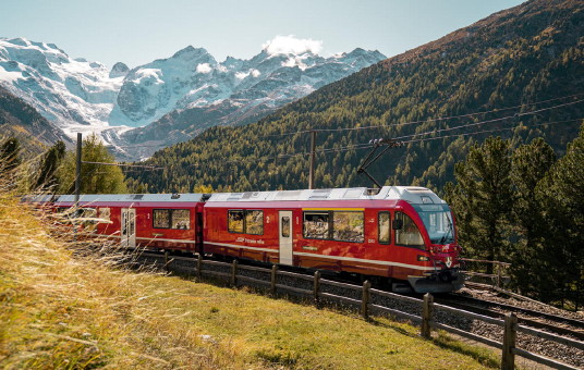 Le train Bernina Express près du glacier Morteratsch à Graubünden (Crédit André Meier) Le train Bernina Express près du glacier Morteratsch à Graubünden (Crédit André Meier)