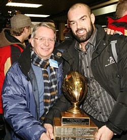 Jean Martel VP ventes de Vacances Maestro et Éric Maranda joueur par excellence du match Jean Martel VP ventes de Vacances Maestro et Éric Maranda joueur par excellence du match