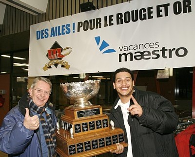 Jean Martel et Luis Morales avec la Coupe Vanier