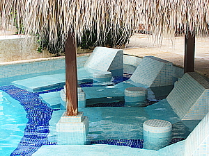 A la piscine privée du Royal Service