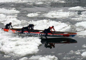 Groupe Voyages Quebec commanditaire d'une équipe féminine de canot à glace  Groupe Voyages Quebec commanditaire d'une équipe féminine de canot à glace