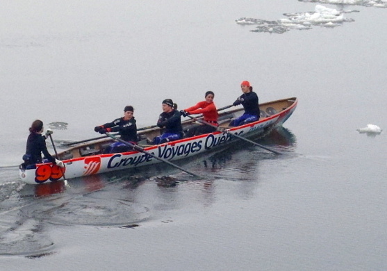 Groupe Voyages Quebec commanditaire d'une équipe féminine de canot à glace  Groupe Voyages Quebec commanditaire d'une équipe féminine de canot à glace