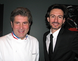 Michel Roth, chef du restaurant l'Espadon du Ritz Paris et Fabien Pelous, vice-président et directeur général d'Air France KLM Canada Michel Roth, chef du restaurant l'Espadon du Ritz Paris et Fabien Pelous, vice-président et directeur général d'Air France KLM Canada