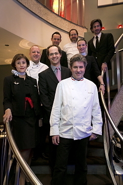A gauche, longeant la rampe d'escalier, de bas en haut; Pascale Fretillère, Chef de cabine principal; Roger Passet, Chef Servair; Thierry Wheeler, Steward; Michel Quissac, Chef exécutif Servair. A droite, de bas en haut; Michel Roth, Chef du restaurant l'Espadon de l'hôtel Ritz Paris; Jean-Christophe Gaudeau, Chef produit Affaires, Air France (Paris); Sophie Bellot, Hôtesse Fabien Pelous, Vice-président et Directeur général, AIR FRANCE KLM Canada. A gauche, longeant la rampe d'escalier, de bas en haut; Pascale Fretillère, Chef de cabine principal; Roger Passet, Chef Servair; Thierry Wheeler, Steward; Michel Quissac, Chef exécutif Servair. A droite, de bas en haut; Michel Roth, Chef du restaurant l'Espadon de l'hôtel Ritz Paris; Jean-Christophe Gaudeau, Chef produit Affaires, Air France (Paris); Sophie Bellot, Hôtesse Fabien Pelous, Vice-président et Directeur général, AIR FRANCE KLM Canada.