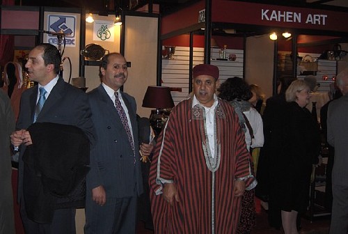 Mohammed Djerbi, directeur de l'Office National du Tourisme Tunisien converse avec un artisan Mohammed Djerbi, directeur de l'Office National du Tourisme Tunisien converse avec un artisan