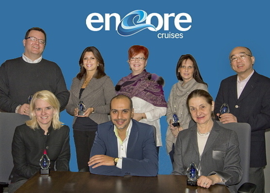 Rangée arrière - Scott Stone, Nadine Francis, Sylvie Fleury, Karen Garney et Ying Chun.  Rangée avant - Debbie Pichette, Amr Younes (vice-président, Croisières Encore) et Cecelia Rossos Rangée arrière - Scott Stone, Nadine Francis, Sylvie Fleury, Karen Garney et Ying Chun.  Rangée avant - Debbie Pichette, Amr Younes (vice-président, Croisières Encore) et Cecelia Rossos