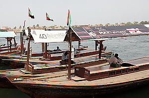 Ces bateaux traditionnels de bois nous mènent vers le quartier le plus ancien de Dubai.