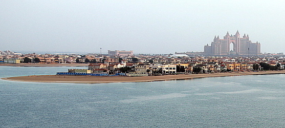 Pour grandir, Dubai ne cesse d'empiéter sur la mer et d'y construire des îles artificielles Pour grandir, Dubai ne cesse d'empiéter sur la mer et d'y construire des îles artificielles
