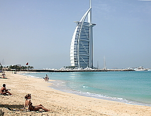 Le Burj El Arab trône au milieu des plus belles plages de Dubai. Le Burj El Arab trône au milieu des plus belles plages de Dubai.