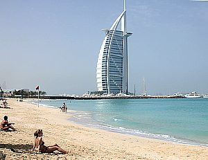 Le Burj El Arab trône au milieu des plus belles plages de Dubai.