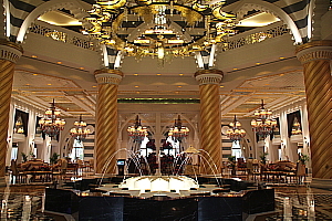 L'entrée du Jumeirah Zabeel Saray: un hôtel duy groupe Jumeirah, inspiré par l'architecture ottomane.