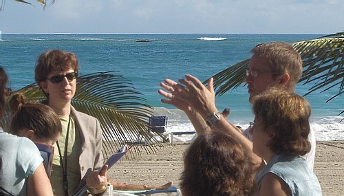 Michele Grenier, directrice ventes de Vacances Signature et Guy SansChagrin sur la plage du Wyndham Tangerine