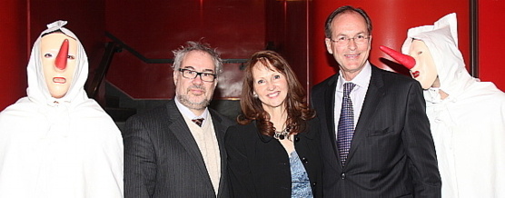 Les Blancs Moussis entourent Daniel Sotiaux, Délégué Wallonie-Bruxelles, Nadine Droulans, de Wallonie-Bruxelles Tourisme et Claude Morin, vice-président ventes mondiales d' Air Canada. Les Blancs Moussis entourent Daniel Sotiaux, Délégué Wallonie-Bruxelles, Nadine Droulans, de Wallonie-Bruxelles Tourisme et Claude Morin, vice-président ventes mondiales d' Air Canada.