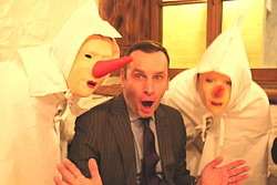 Olivier Arendt, de l'Office de tourisme belge à New-York, s'amusant avec les Blancs-Moussis. Olivier Arendt, de l'Office de tourisme belge à New-York, s'amusant avec les Blancs-Moussis.