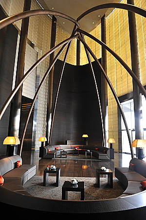 Le lobby de l'hôtel Armani de Dubaï