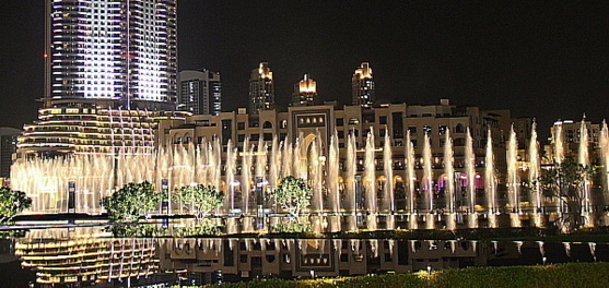 Le Dubai Mall est bordé par une immense fontaine, qui offre un spectacle à tous les quarts d'heure.