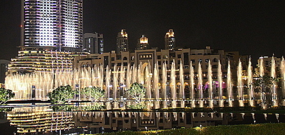 Le Dubai Mall est bordé par une immense fontaine, qui offre un spectacle à tous les quarts d'heure. Le Dubai Mall est bordé par une immense fontaine, qui offre un spectacle à tous les quarts d'heure.
