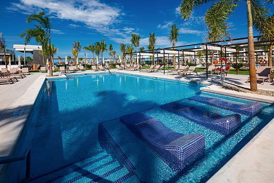 Le Riu Montego Bay rouvre en tant qu’hôtel pour adultes après l’achèvement de travaux de rénovation Le Riu Montego Bay rouvre en tant qu’hôtel pour adultes après l’achèvement de travaux de rénovation