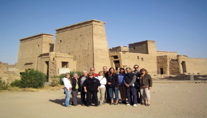 Devant le Temple de Philae à Assouan