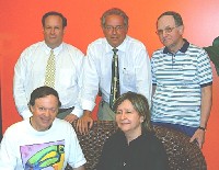 Les membres du comité transitoire en compagnie de Bruce Bishins . (absente , Mijanou Lanctôt) Les membres du comité transitoire en compagnie de Bruce Bishins . (absente , Mijanou Lanctôt)