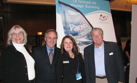 Louise et Claude Viau de Club Voyages Solerama entourent Guy Marchand et Roxanne Hamelin Auger du Groupe de Voyages Sunwing