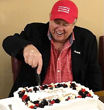 Stewart célébrant son 75e anniversaire avec l’équipe de Vacances Air Canada Stewart célébrant son 75e anniversaire avec l’équipe de Vacances Air Canada