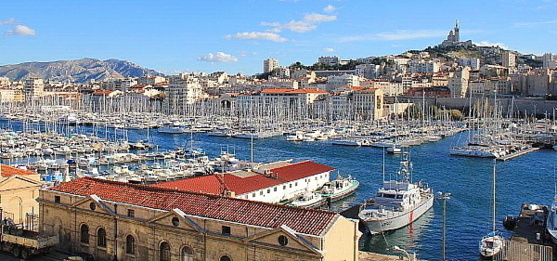 Vue sur la "bonne mère"de Marseille, depuis le port.