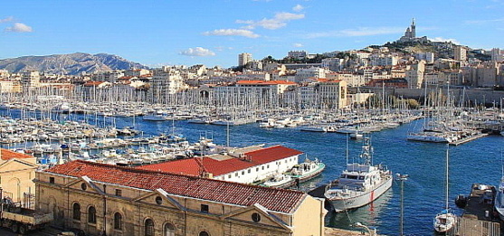 Vue sur la "bonne mère"de Marseille, depuis le port. Vue sur la "bonne mère"de Marseille, depuis le port.