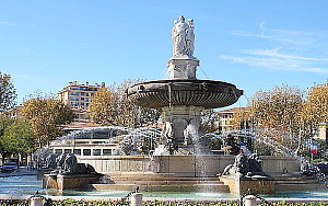 Aix-en-Provence est réputée pour ses fontaines, entre autres.